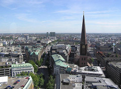 Blick auf den Turm der St. Jacobikirche in der Hamburger Altstadt - im Bildzentrum die Mönckebergstrasse - Hamburgs bekanne Einkaufsstrasse.