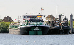 Binnenschiffe im Dradenauhafen - Häuser Finkenwerders hinter dem Aue-Hauptdeich.