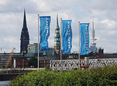 Flaggen der Hafencity - Türme der Hansestadt, Nikolaikirche Katharinenkirche Fernsehturm.