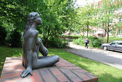 Bronzefigur, nackte Frau - Kunst am Bau - Neubauviertel Hamburg Langenbek.