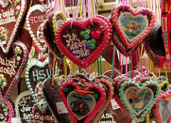 Lebkuchenherzen Verkauf aus dem Dom in Hamburg St. Pauli - Jahrmarkt in der Hansestadt.