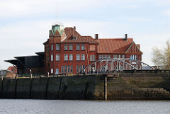 Historisches Hafengebäude Kopfgebäude Hamburger Hafen - Hansahafen, Kaimauer am Hansahoeft.