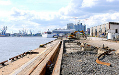 Abriss der Gleisanlagen am Kirchenpauerkai - im Hintergrund das Kreuzfahrtterminal Hamburg Hafencity.