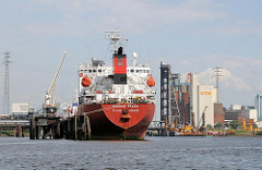 Das Tankschiff SICHEM PEACE liegt am Anleger in der Rethe - im Hintergrund Industriegebäude im Reiherstieghafen und ein Ausschnitt der Reiherstieghubbrücke.