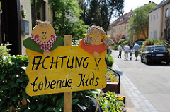 Hinweisschild in der Bahrenfelder Gartenstadt Steenkampsiedlung - Achtung tobende Kids.