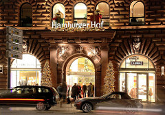 Weihnachtliche Nachtaufnahme von der Einkaufspassage Hamburger Hof, beleutete Hausfassade - Strassenverkehr.