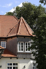 Erker mit Ziegeln gedeckt am Zollenspieker Fährhaus an der Elbe.