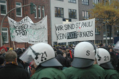 Demonstration Hamburg Sternschanzenviertel - Kein Platz für Nazis - Polizei mit Helmen.