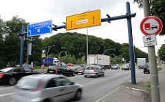 Stader Strasse in Hamburg Heimfeld - Schilder zur Autobahnauffahrt Heimfeld A 7 - Überholverbotsschild für Lastwagen - Trecker dürfen überholt werden.