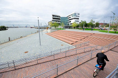 Terrassen / Promenade am Baakenhafen in der Hafencity Hamburgs - Neubau der Hafencity Universität Hamburg / Universität für Baukunst und Metropolenentwicklung.