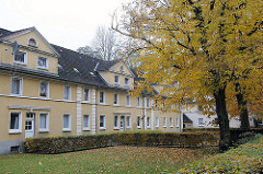 Mehrstöckige Wohnbebäude in Hamburg Lurup / Friedrichshuder Weg -  Linden im Herbst, gelbe Herbstblätter.