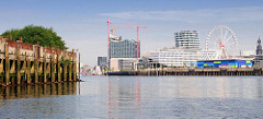 Blick vom Moldauhafen über die Elbe zur Hamburger Hafencity (2011) - Baustelle der Elbphilharmonie.