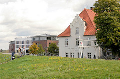 Zollenspieker Fährhaus hinter dem Deich im Hamburger Stadtteil Kirchwerder - Neubauten, Wohnhäuser an der Elbe.