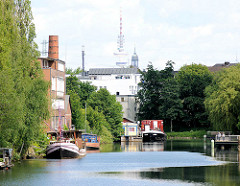 Blick in den Veringkanal von Hamburg Wilhelmsburg - im Hintergrund die Spitze des Kirchturms St. Michaelis und der Hamburger Fernsehturm.