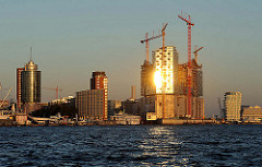 Bilder aus dem Hamburger Stadtteil Hafencity - Baustelle der Elbphilharmonie im Sonnenuntergang.