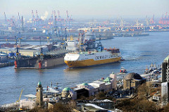 Landungsbrücken Hamburg St. Pauli - die denkmalgeschützten Gebäude am Hafenrand werden restauriert - ein RoRo-Frachtschiff läuft in den Hamburger Hafen ein.