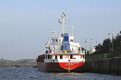 Hamburger Norderelbe - Frachtschiff am Holthusenkai - Elbbrücken / Stadtteil KLEINER GRASBROOK.
