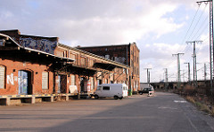 Historische Bahngebäude des alten Hauptgüterbahnhofs am Oberhafen - im Hintergrund die Pfeilerbahnanlage an der Versmannstrasse. (2007)