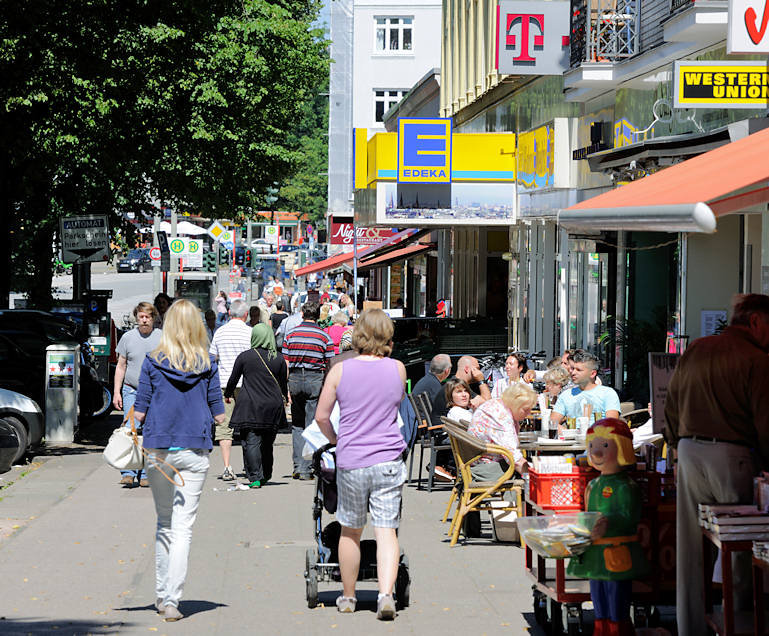 Foto „Geschäfte und Passanten