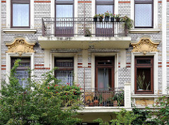 Balkone, Fenster mit Stuckelementen
