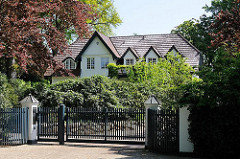 Landhaus in den Hamburger Vororten - Architekturfotos aus Hamburg Osdorf, Bezirk Altona.