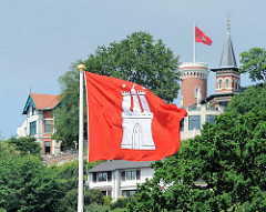 Hamburg Flagge am Ufer der Elbe - Fähranleger Blankenese - Turm mit Fahne auf dem Süllberg