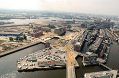 Luftaufnahme des südwestlichen Areals der Hafencity - im Vordergrund die Ericusspitze mit der Tankstelle und Stellplätzen für Wohnmobile. (2006)