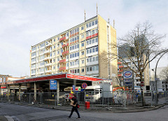 Essotankstelle Reeperbahn - Essohäuser, Hochhäuser am Spielbudenplatz im HH Sankt Pauli kurz nach der Zwangsräumung wg. Einsturzgefahrt 2013 - das Areal ist mit Bauzäunen abgesperrt - Umzugswagen stehen vor dem Haus..