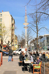 Frühlingssonne in Hamburg St. Pauli - Strassencafé an der Karolinenstrasse; Fernsehturm im Hintergrund.