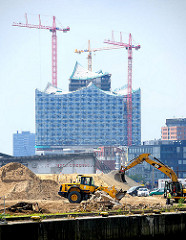 Baggerarbeiten am Petersenkai; Baakenhafen - Elbphilharmonie mit Baukränen.