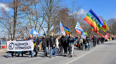 Demonstration Ostermarsch Hamburg an der Aussenalster - Transparent und Fahnen - Demonstranten für den Frieden.