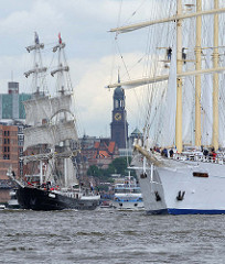 Segel-Kreuzfahrtschiff Star Flyer bei der Auslaufparade des Hamburger Hafengeburtstages.