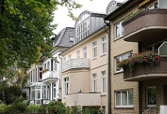 Moderne und historische Architektur in der Heimfelder Strasse - Balkone in unterschiedlichen Stilrichtung.