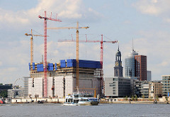 Blick über die Norderelbe zur Baustelle der Elbphilharmonie - rechts der Büroturm am Kehrwieder, dahinter der Turm der St. Michaeliskirche, dem Hamburger Wahrzeichen. (2009)