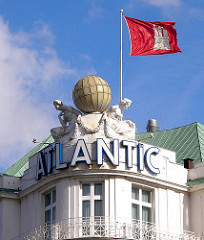 Hotel Atlantic - Luxushotel in HH-St. Georg; Hamburg Fahne im Wind auf dem Dach des 1909 eröffneten traditionsreichen Nobel Hotels.