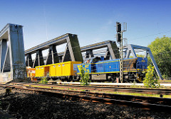 Eisenbahnbrücke über die Süderelbe bei Hamburg Wilhelmsburg - ein Güterzug fährt Richtung Hamburg.