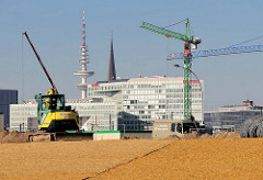 Baustelle in der Hamburger Hafencity - Planierraupe / Baukräne; im Hintergrund Spiegelverlagsgebäude Ericusspitze / Fernsehturm.