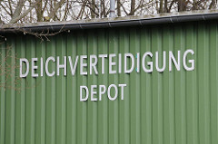 Depot der Deichverteidigung Neulaender Elbdeich.