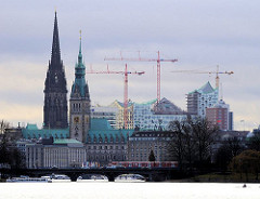 Blick über die Aussenalster zu den Lombardsbrücken und dem Hamburger Rathaus.