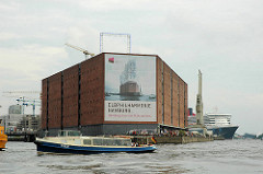 Kaispeicher A - Kaiserhöft (2006) - Elbphilharmonie Hamburg - Hamburg baut ein Wahrzeichen - im Hintergrund die Queen Mary am Kreuzfahrtterminal - Schaulustige Menschen vor dem Speichergebäude.