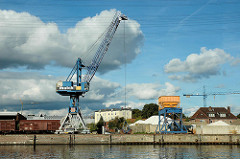 Blick zum Lotsekai im Harburger Binnenhafen - Güterwaggons und Mulchkran am Lotsekai - im Hintergrund das Harburger Schloss. (2005)