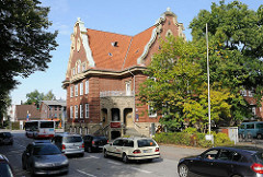 Ehemaliges Stellinger Rathaus am Basselweg - erbaut 1912 - jetzt Sitz des Ortsamtes; Autoverkehr.