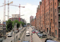 Baubetrieb am Sandtorkai - Baukräne stehen am Sandtorhafen, die neuen Gebäude der Hafencity wachsen. Rechts die Backsteinfassaden der Speicher im ehemaligen Hamburger Freihafen. (2004)