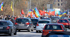 Demonstrationszug des Hamburger Ostermarsches an der Aussenalster - dichter Autoverkehr.