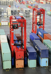 Containerstapler / Vancarrier auf dem Container Terminal EUROGATE in Hamburg Waltershof.