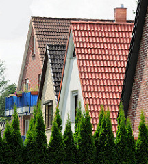 Einzelhäuser - Spitzgiebel in Hamburg Bergstedt; unterschiedliche Dachpfannen.