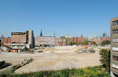 Blick vom ehem. Amt für Strom und Hafenbau zum Brooktorkais - lks. die ehem. Kaffeelagerei - das Gebäude wird abgerissen; auf dem Areal wird das Überseequartier in der Hafencity entstehen. 2006