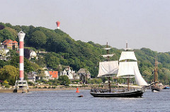 Segelschiff vor Hamburg Blankenese - Unterfeuer am Elbstrand; Oberfeuer im Baurspark auf dem Kanonenberg.