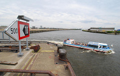 Eine Barkasse mit Touristen an Bord kommt aus dem Magdeburger Hafen und läuft in die Norderelbe ein - im Hintergrund das Hafenbecken des Baakenhafens mit Versmannkai und Petersenkai. (2007)