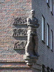 Klinker Wohnblocks in HH-Barmbek - Adoph von Elm Hof, Skulptur der Schmied - Bildhauer Richard Kuöhl.